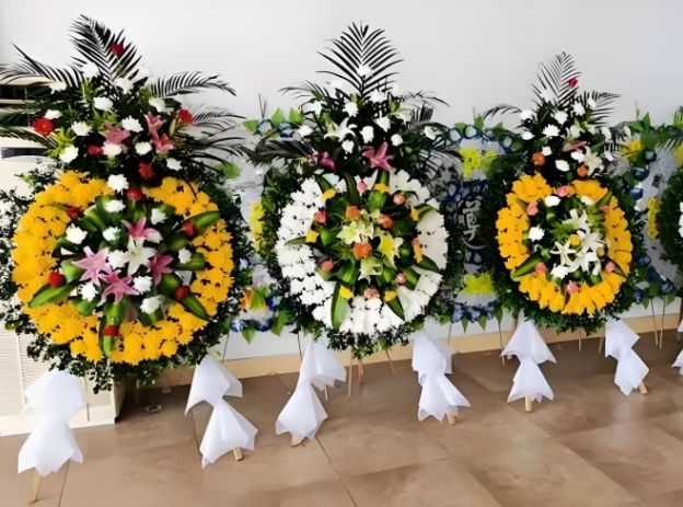 新华区花圈寿衣出售电话：花圈静默诉说哀思的生命符号/>
<blockquote class=